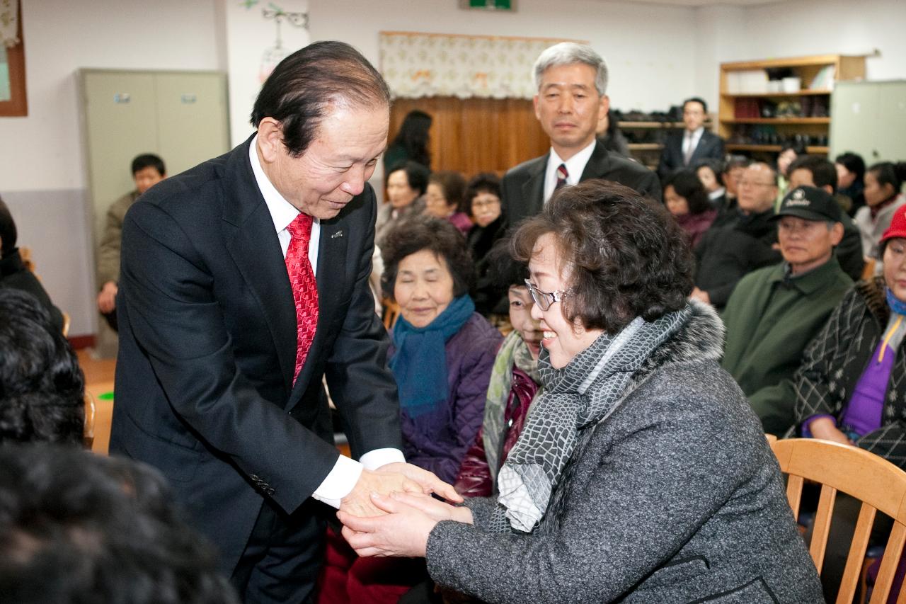 신풍동 연두방문에서 주민과 악수를 청하며 인사를 나누는 군산 시장님.