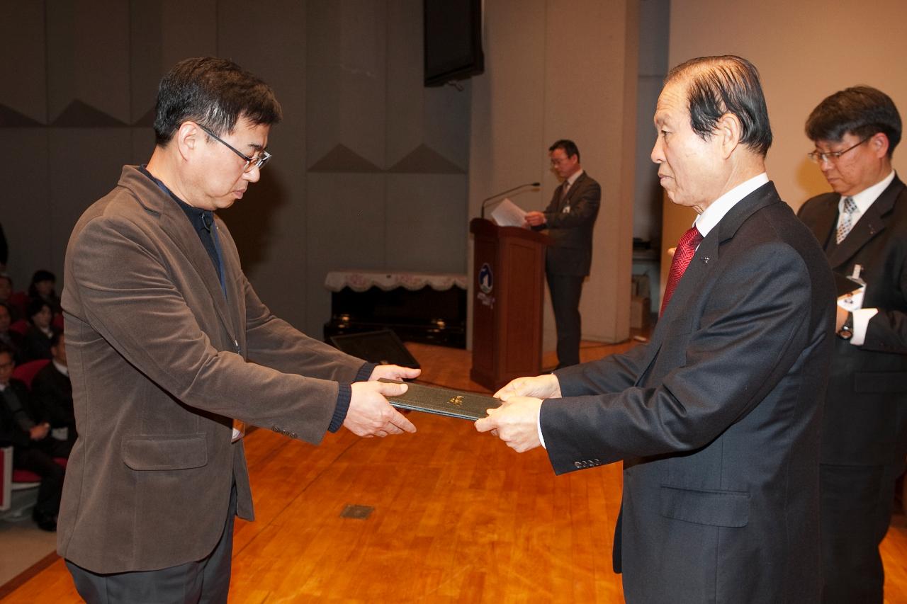 군산 시장님에게 사령교부를 받는 참석자.