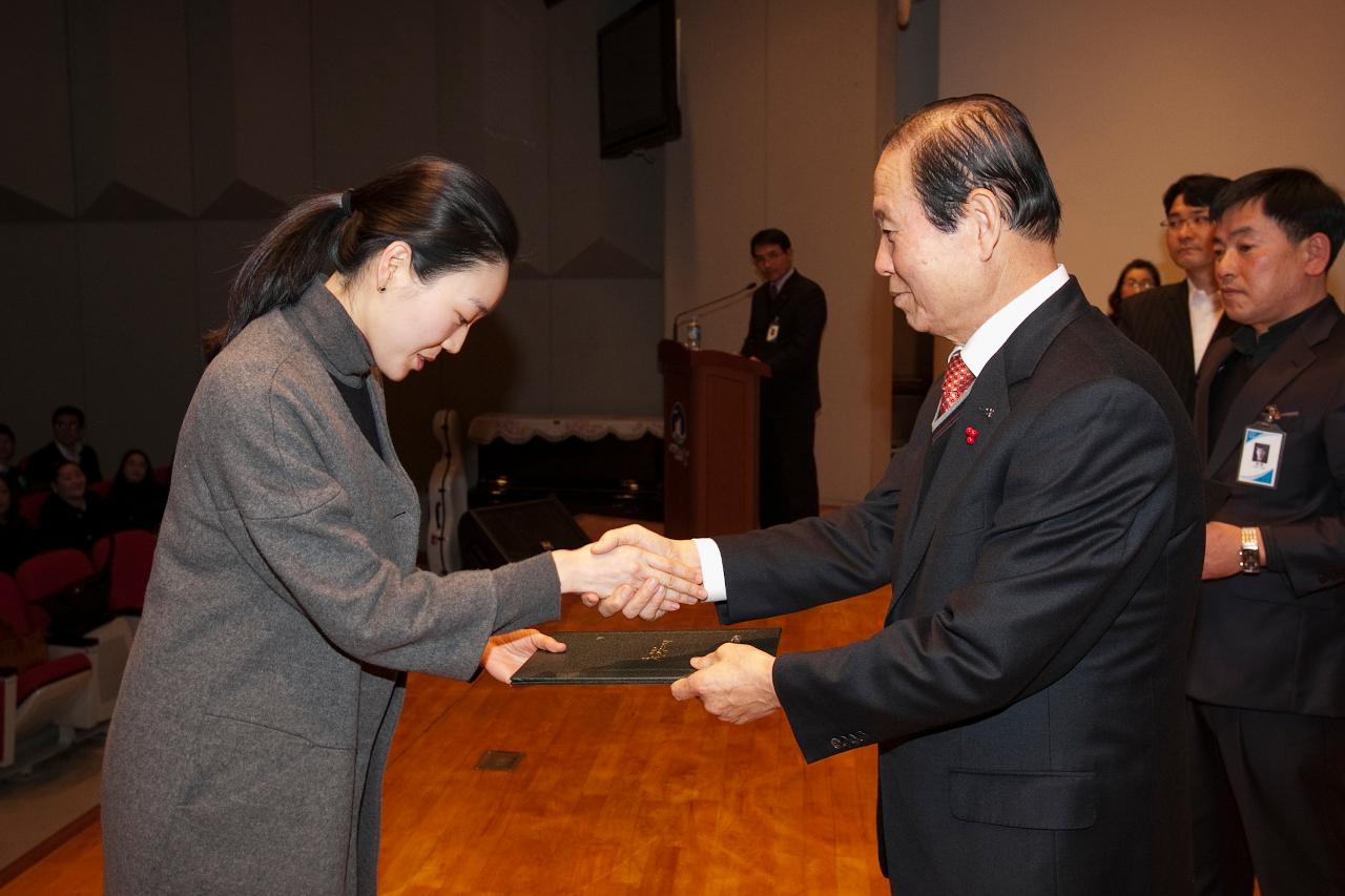 시장님이 시립예술단원에게 위촉장을 수여하는 모습