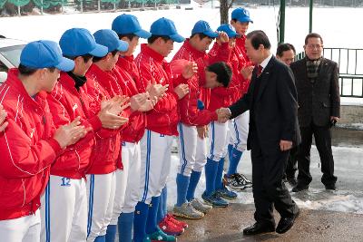 시장님이 군산상고 야구부 학생들고 악수하고있다.