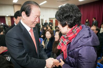 수송동 주민과 인사하는 시장님.