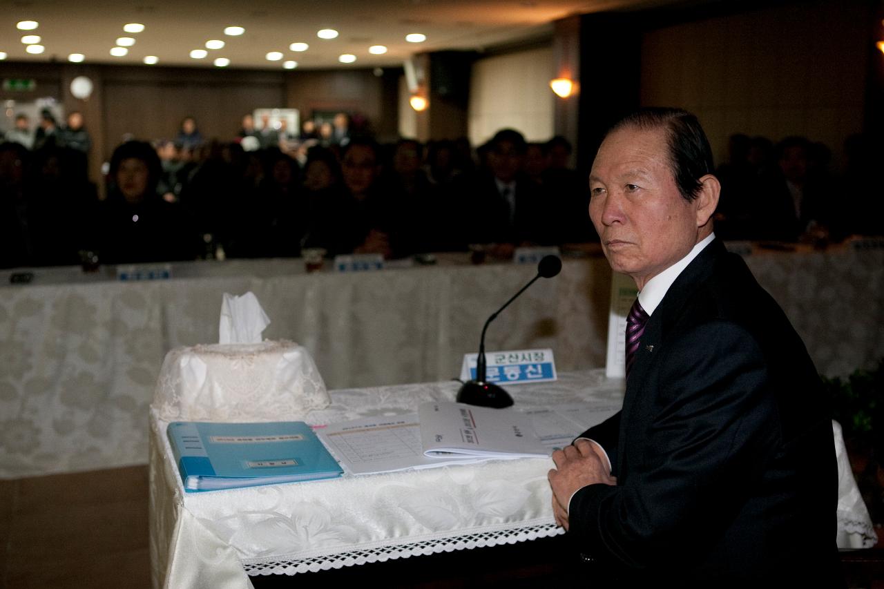 해신동 주민과 동영상 자료 시청중인 군산 시장님.