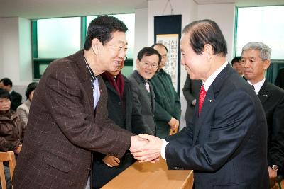 신풍동 연두방문에서 주민과 악수를 청하며 인사를 나누는 군산 시장님.