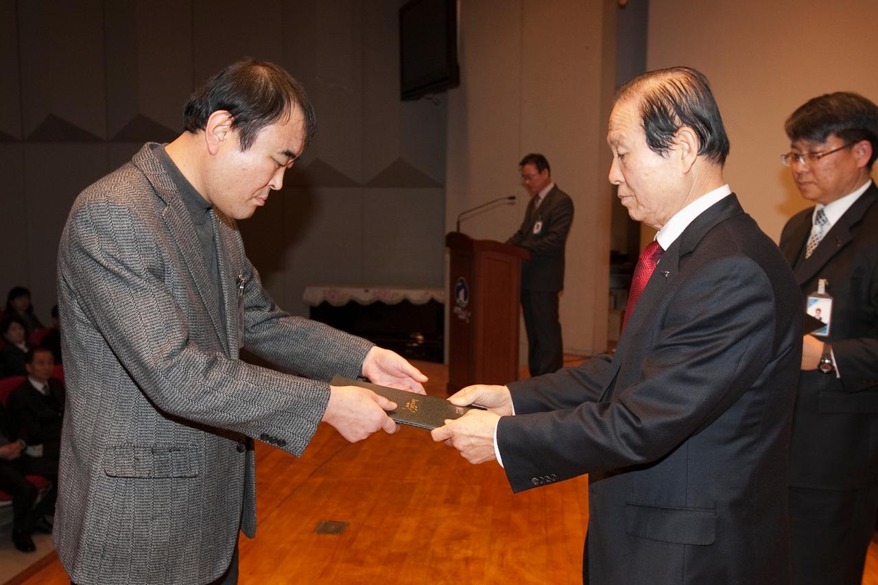 군산 시장님에게 사령교부를 받는 참석자.