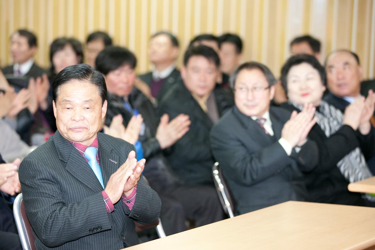 박수로 환영하는 흥남동 주민 여러분.