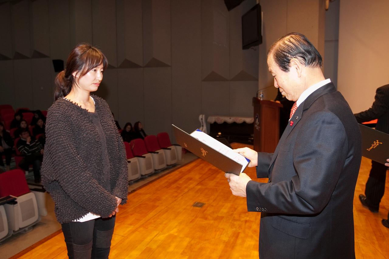 시장님이 시립예술단원에게 위촉장을 수여하는 모습