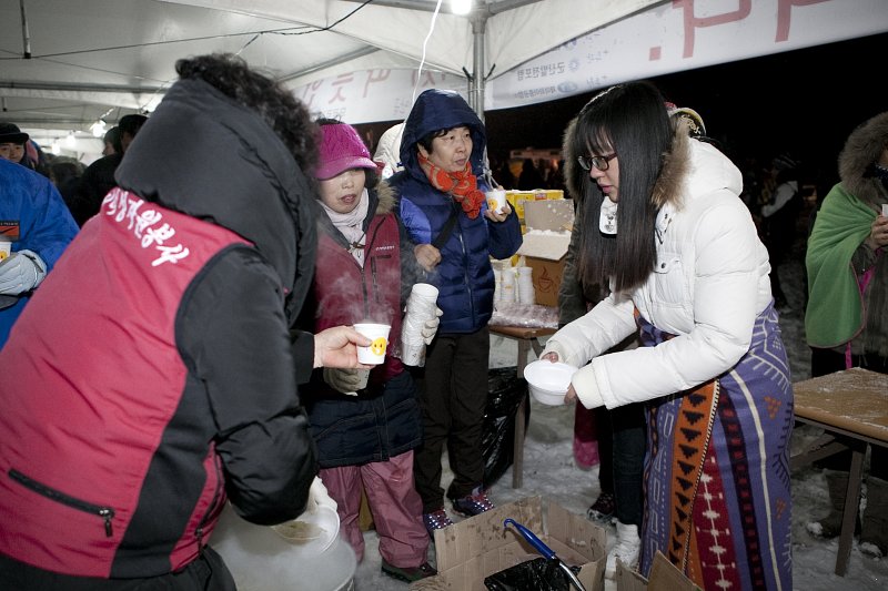 새만금 해맞이 행사장에서 자원봉사자들이 음식을 나눠주는 모습