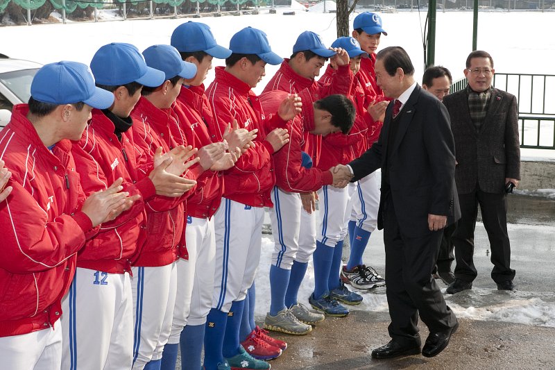 시장님이 군산상고 야구부 학생들고 악수하고있다.