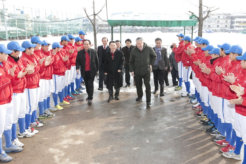 김완주 전북도지사님과 군산 시장님이 같이 환영의 박수를 받으며 입장하고있다.