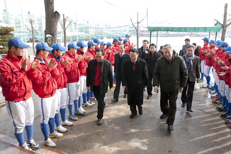 김완주 전북도지사님과 군산 시장님이 같이 환영의 박수를 받으며 입장하고있다.
