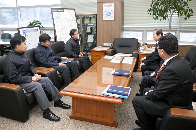 군산 시장님과 간담회중인 한국가스공사 전북지사 직원들.