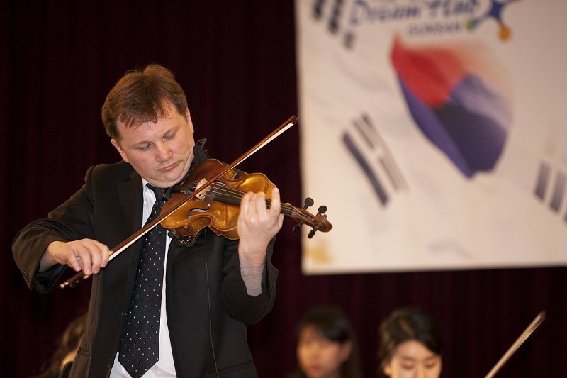 바이올린 솔로 외국인 연주자의 연주.