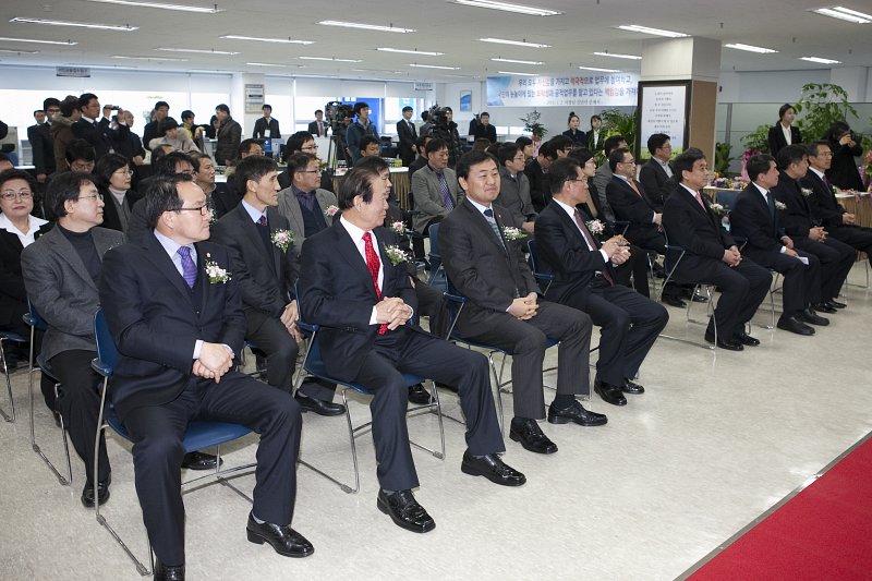 임원들과 직원 및 귀빈들이 한국자산관리공사 군산사무소 개소식 에 참관 하고있다.