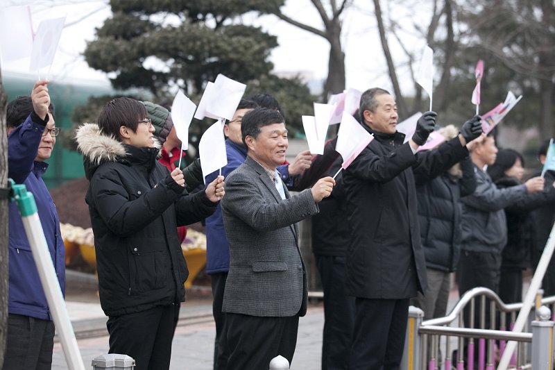 평창동계스페셜올림픽 성화봉송을 환송하는 시민들.