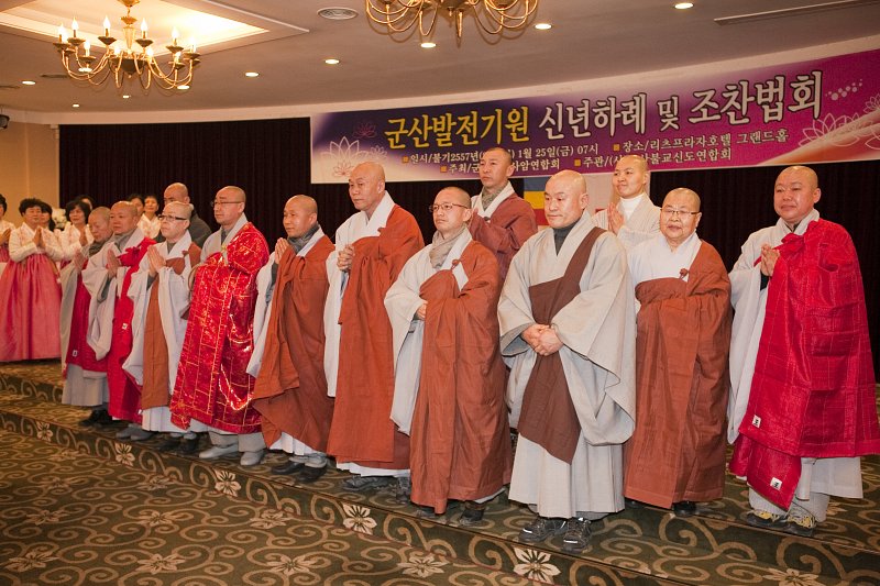 불교신도 연합 조찬법회에 참석한 스님들의 기념촬영.1