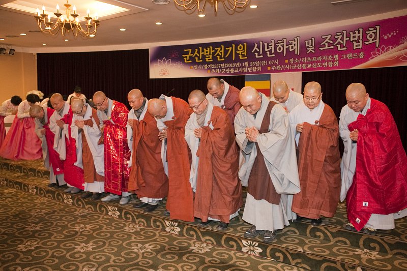 불교신도 연합 조찬법회에 참석한 스님들의 기념촬영.2