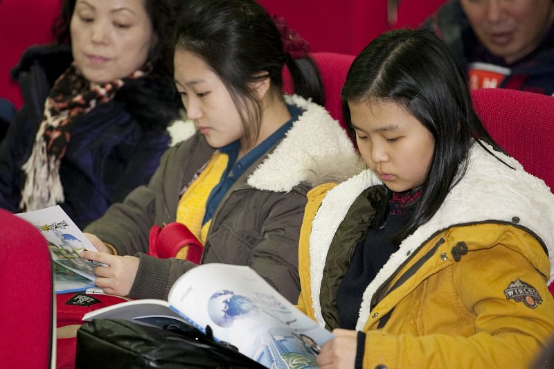 글로벌리더 아카데미 개강식에서 학생들이 안내서를 꼼꼼히 읽고있다.