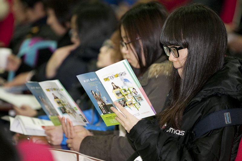 글로벌리더 아카데미 입학생들이 안내 책자를 보고있다.