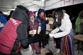 새만금 해맞이 행사장에서 자원봉사자들이 음식을 나눠주는 모습사진(00001)
