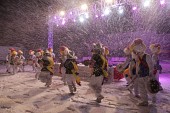 눈오는 행사장에서 사물놀이 농악단 연주하는 모습사진(00013)