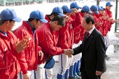 시장님이 군산상고 야구부 학생들고 악수하고있다.사진(00001)