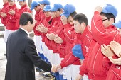 시장님이 군산상고 야구부 학생들고 악수하고있다.사진(00004)