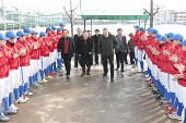 김완주 전북도지사님과 군산 시장님이 같이 환영의 박수를 받으며 입장하고있다.사진(00005)