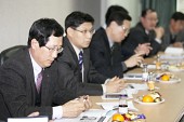 공단발전협의회 월례회의 한국경제 신문 자료를 보고 있는 참석자.사진(00007)