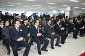 임원들과 직원 및 귀빈들이 한국자산관리공사 군산사무소 개소식 에 참관 하고있다.사진(00012)