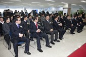 임원들과 직원 및 귀빈들이 한국자산관리공사 군산사무소 개소식 에 참관 하고있다.사진(00014)