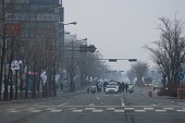 경찰의 에스코트를 받으며 성화가 도로로 들어오고있다.사진(00004)