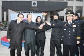 성화봉송 외국 인사와 시장님 경찰관계자와 기념 촬영을 하고있다.1사진(00011)