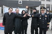 성화봉송 외국 인사와 시장님 경찰관계자와 기념 촬영을 하고있다.3사진(00013)