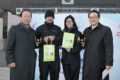 쌀,기념주화,컵을 선물받은 성화주자들.사진(00035)