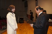 시장님이 시립예술단원에게 위촉장을 읽어주는 모습사진(00008)