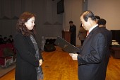 시장님이 시립예술단원에게 위촉장을 수여하는 모습사진(00020)