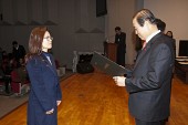 시장님이 시립예술단원에게 위촉장을 수여하는 모습사진(00026)