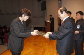시장님이 시립예술단원에게 위촉장을 수여하는 모습사진(00028)