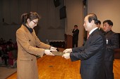 시장님이 시립예술단원에게 위촉장을 수여하는 모습사진(00029)