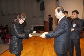 시장님이 시립예술단원에게 위촉장을 수여하는 모습사진(00030)
