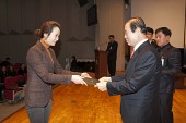 시장님이 시립예술단원에게 위촉장을 수여하는 모습사진(00031)