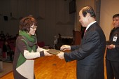 시장님이 시립예술단원에게 위촉장을 수여하는 모습사진(00032)