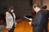 시장님이 시립예술단원에게 위촉장을 수여하는 모습사진(00033)