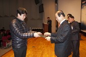시장님이 시립예술단원에게 위촉장을 수여하는 모습사진(00036)