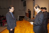 시장님이 시립예술단원에게 위촉장을 수여하는 모습사진(00038)