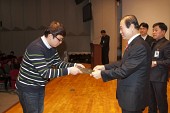 시장님이 시립예술단원에게 위촉장을 수여하는 모습사진(00041)
