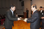 시장님이 시립예술단원에게 위촉장을 수여하는 모습사진(00048)