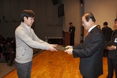 시장님이 시립예술단원에게 위촉장을 수여하는 모습사진(00050)