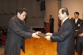 시장님이 시립예술단원에게 위촉장을 수여하는 모습사진(00059)
