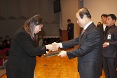 시장님이 시립예술단원에게 위촉장을 수여하는 모습사진(00061)